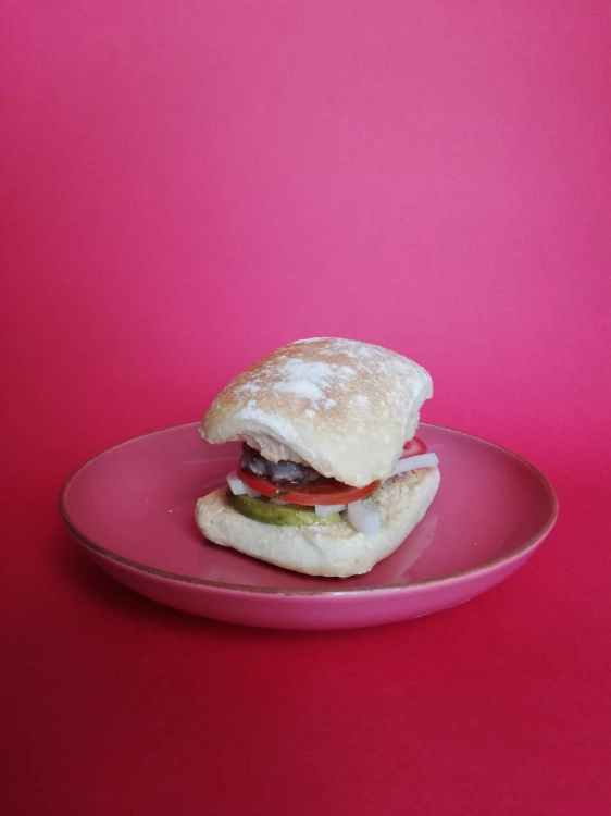 burger-z-ciabatta-mielone-wolowe-farmy-roztocza-delikatesy-smaqu