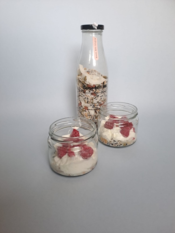 musli-keto-eko-w-szkle-z-jogurtem-naturalnym-propozcyja-podania-delikatesy-smaqu-basemill-qu-foods