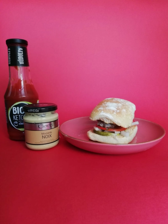burger-z-ciabatta-mielone-wolowe-farmy-roztocza-ketchup-klasyczny-rudolfs-musztarda-orzechowa-clovis-delikatesy-smaqu